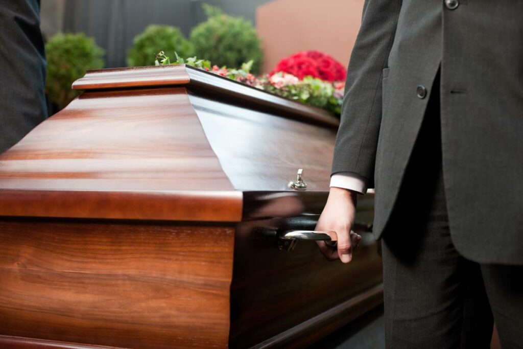 Das Sozialamt hilft, wenn Bestattungskosten zu hoch ausfallen.