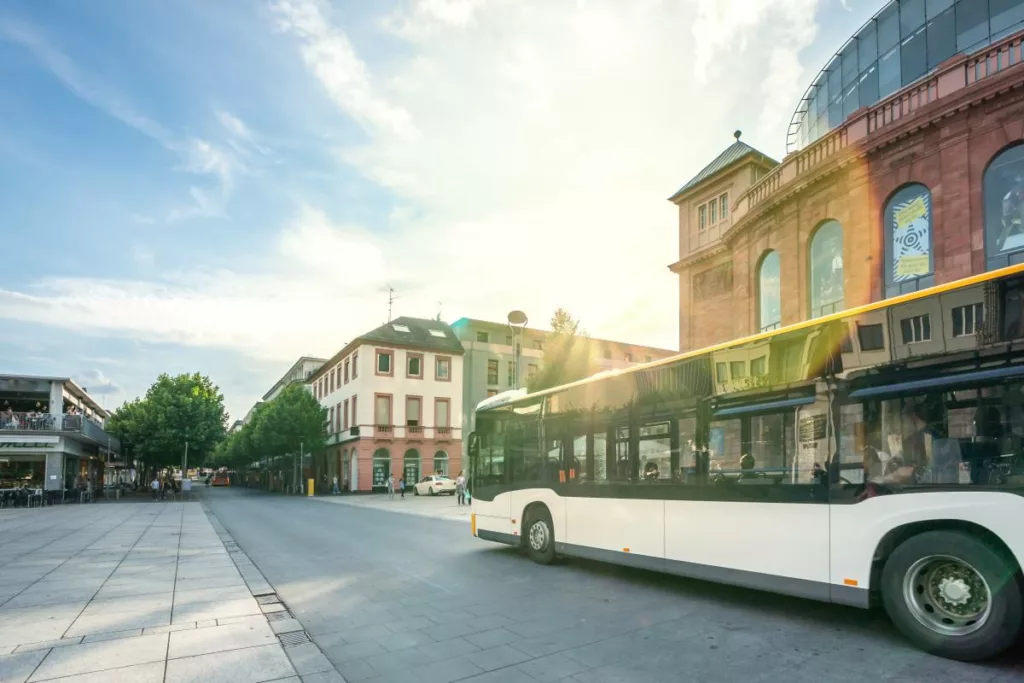 Erfahren Sie, wie Deutschland Unterstützung für Verkehrsmittel wie öffentliche Verkehrsmittel und Fahrtkosten bereitstellt. Alle Informationen zu Mobilitätsleistungen.
