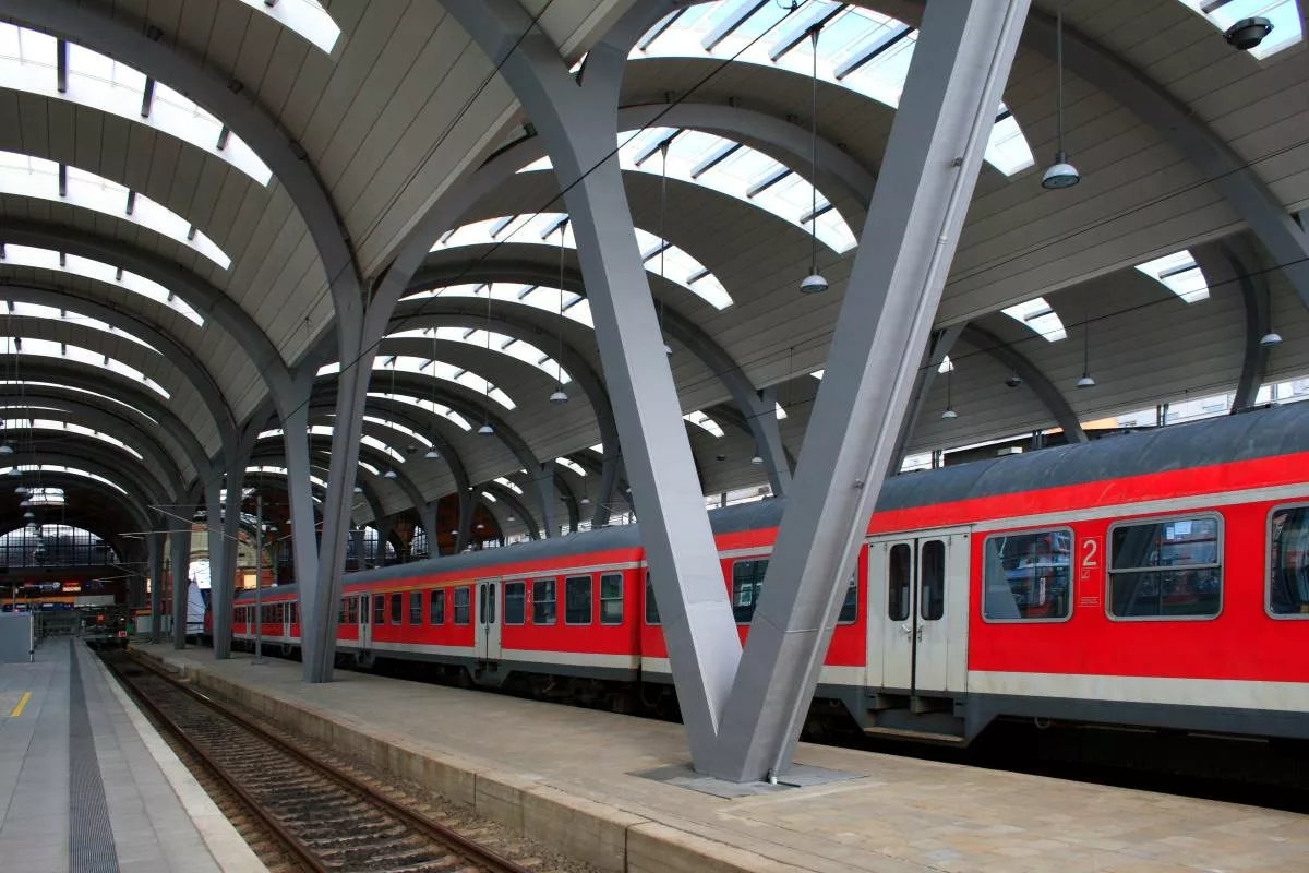 Die DB BahnCard ermöglicht Ihnen Ermäßigungen von bis zu 50% des Ticketpreises im Nah- und Fernverkehr.