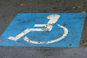 Personen mit gewissen schweren Behinderungen dürfen gesonderte Behindertenparkplätze verwenden.