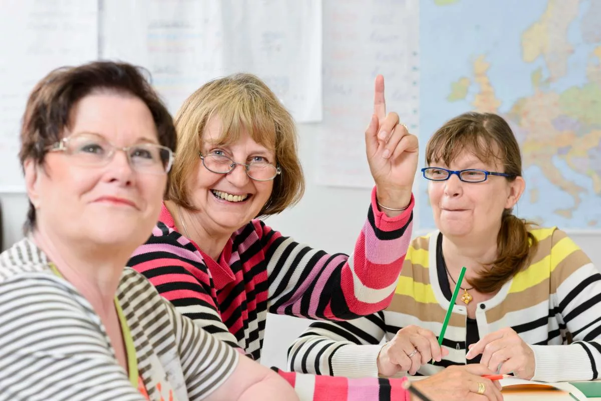 Drei Frauen nehmen am WeGebAU Programm teil um ihre Beschäftigungsfähigkeit durch lebenslanges Lernen zu verbessern