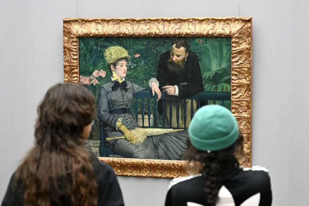 Zwei Personen betrachten ein Gemälde einer Frau und eines Mannes. Mit dem KulturPass 2024 Vorteile sichern.