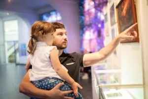 Vater zeigt Tochter Ausstellung mit Berliner FamilienPass
