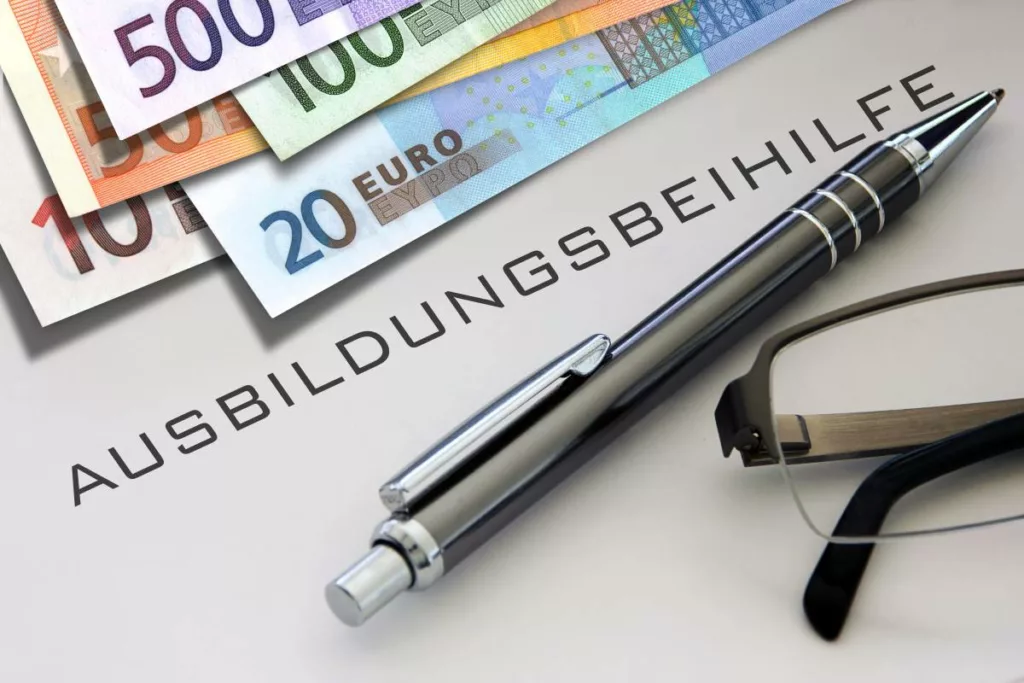 Die BAB bietet finanzielle Hilfe an Azubis, die ihren Lebensunterhalt nicht decken können.