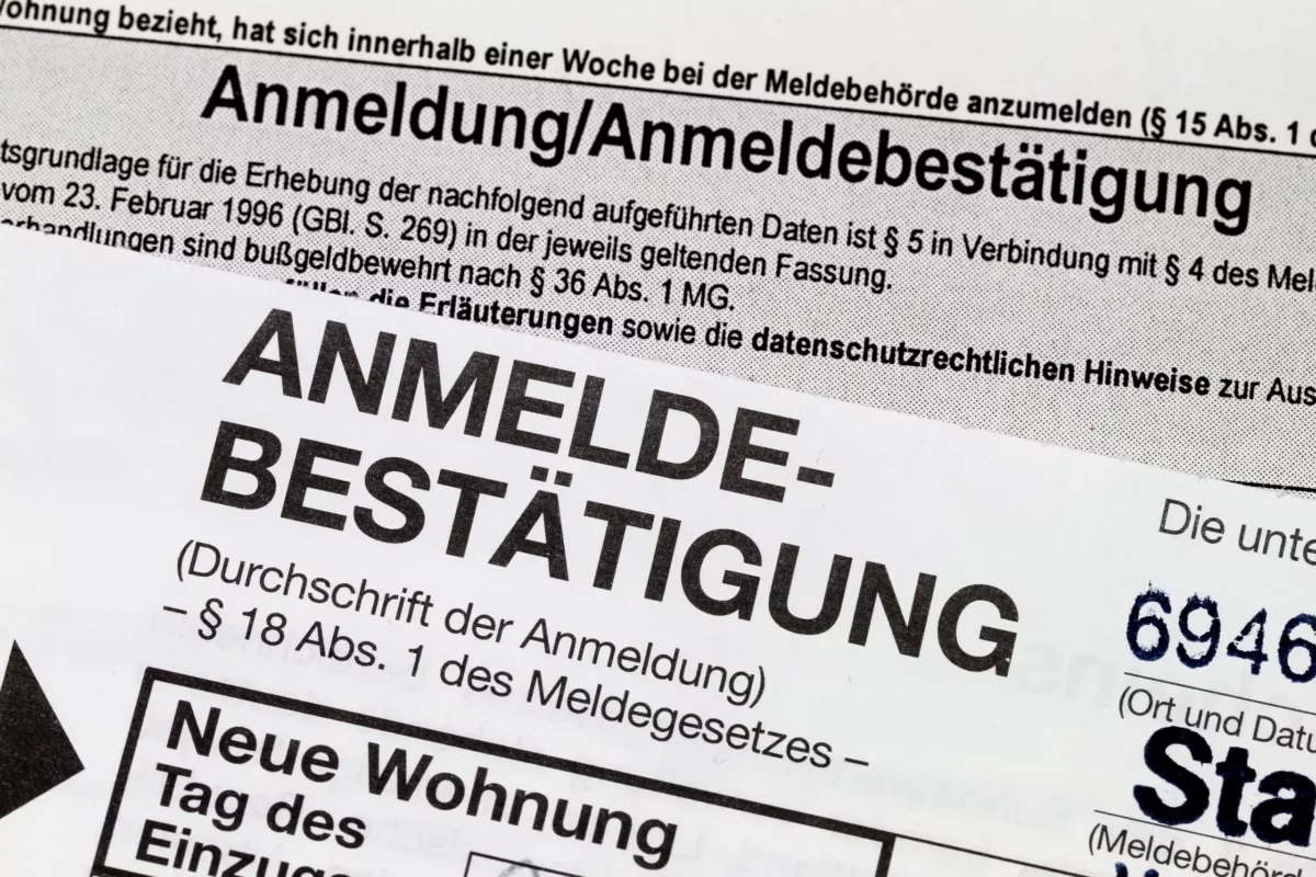 Sie können auch oft eine Meldebescheinigung online beantragen.
