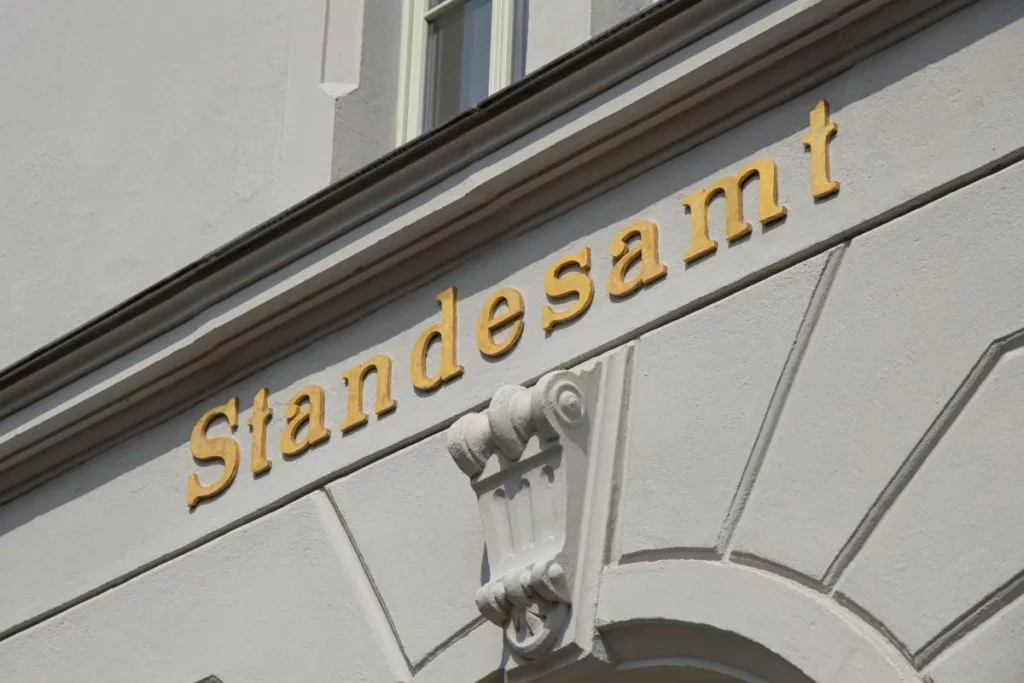 Standesamt-Gebäude mit goldener Schrift – Hier werden Geburts-, Heirats- und Sterbeurkunden ausgestellt.