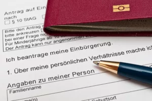 Die Einbürgerung ermöglicht den Erwerb der deutschen Staatsbürgerschaft.