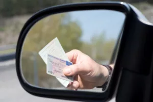 Einen Nicht-EU Führerschein müssen Sie innerhalb von 6 Monaten umschreiben.