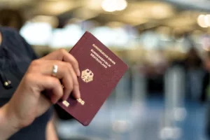 Der Reisepass dient als Identitätsnachweis und ermöglicht Reisen ins Ausland.