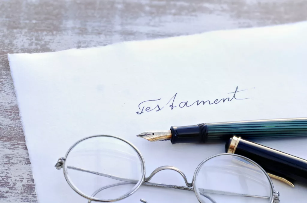 Ein Testament kann beim Notar oder handschriftlich erstellt werden.