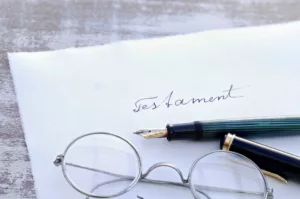 Ein Testament kann beim Notar oder handschriftlich erstellt werden.
