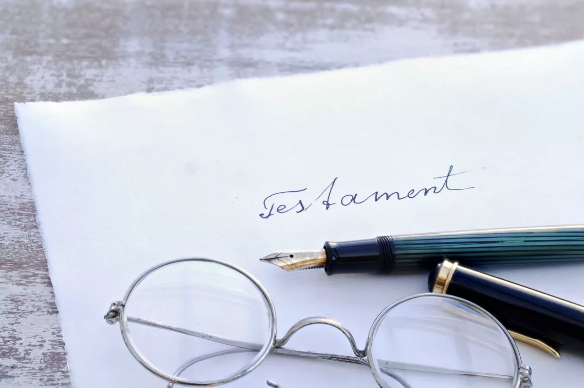 Ein Testament kann beim Notar oder handschriftlich erstellt werden.