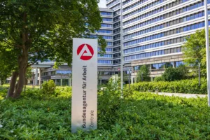 Mit der Bundesagentur für Arbeit Kontakt zu Arbeitsplatzsuche aufnehmen