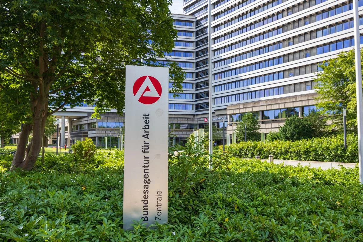 Mit der Bundesagentur für Arbeit Kontakt zu Arbeitsplatzsuche aufnehmen