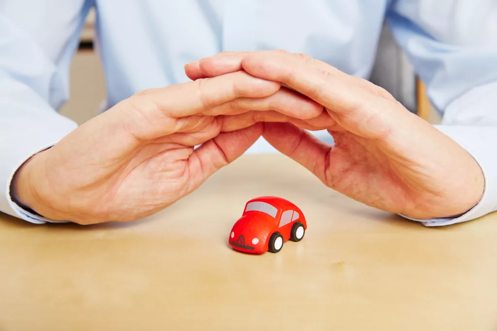 Eine passende Autoversicherung schützt vor hohen Kosten bei Unfällen und Schäden.