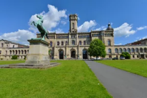 Die meisten Bewerbungen an deutschen Hochschulen erfolgen über Uni-Assist oder direkt bei der Hochschule.